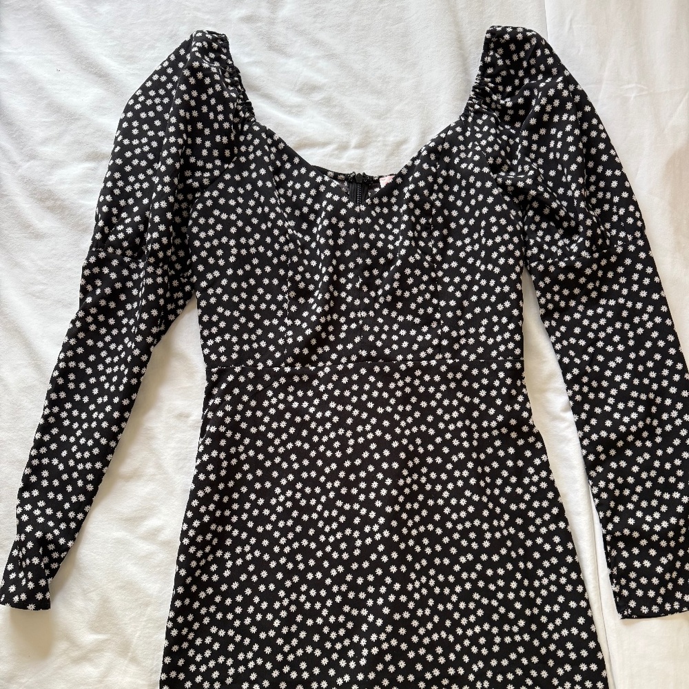 Re:named Daisy Black & White Mini Dress with Capped Shoulders, Bell Sleeves (Sm)